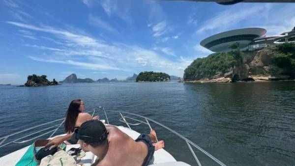 Passeio de lancha pela manhã 4